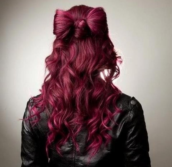 Красные чулки на девушке с сиреневым волосом фото