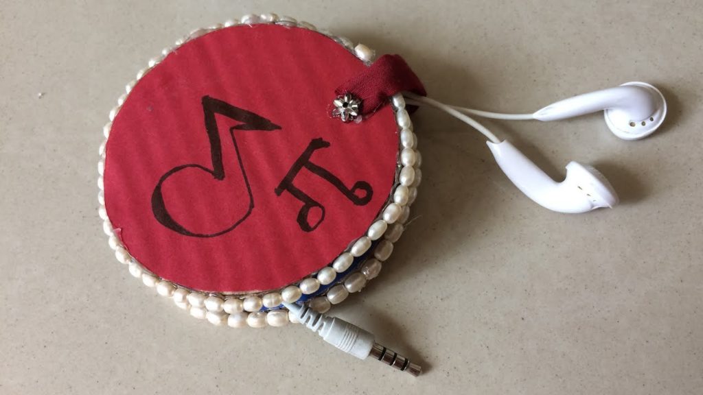 Say Goodbye to a Tangled Life: 13 DIY Earphone Holders!