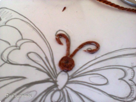 How-to-Make-Beautiful-Filigree-Butterfly-with-Yarn-4