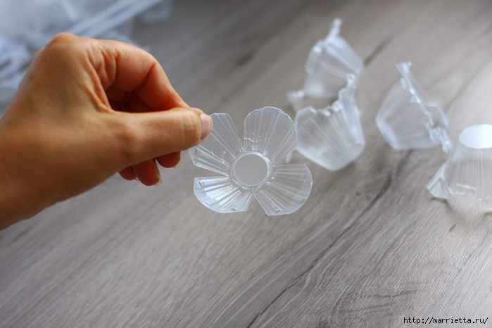 Plastic-flower-bouquet-from-egg-box07