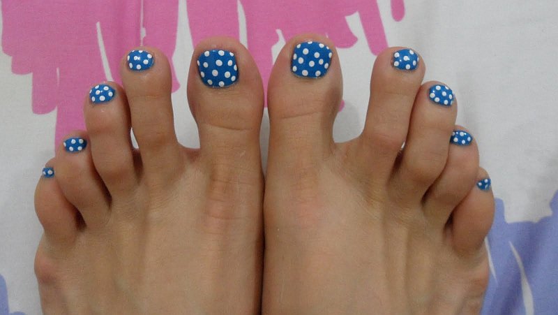 summer polka dots nail art