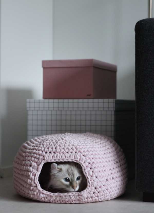 Crochet cat home