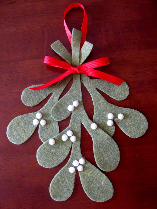 Mistletoe DIY felt ornaments
