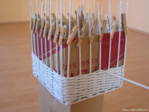 weaving-baskets-with-newspaper-wicker-19