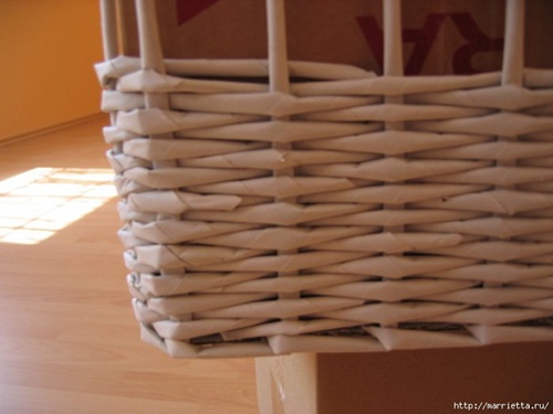weaving-baskets-with-newspaper-wicker-21