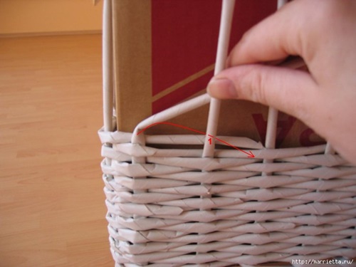 weaving-baskets-with-newspaper-wicker-22