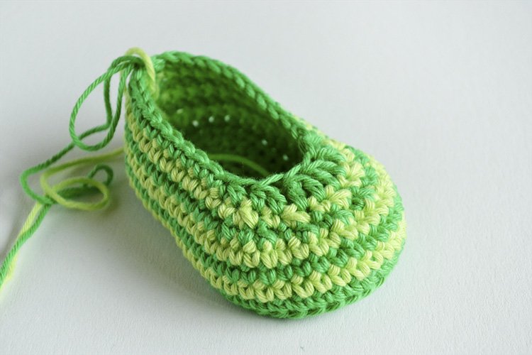 Green Zebra crochet baby booties pattern