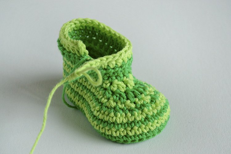 Green Zebra crochet baby booties - tutorial