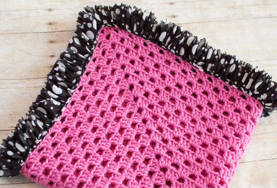 Ruffle-Edged-Crochet-Baby-Blanket-Free-Pattern-550x373