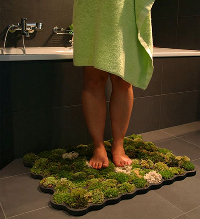 Living moss bath mat