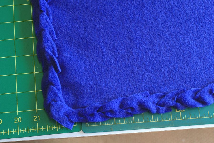 No-sew blanket with braided edge