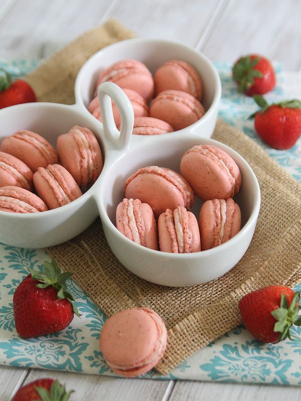 strawberry-rhubarb-macarons