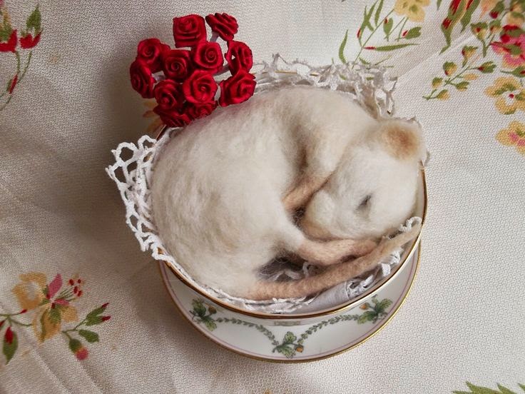 Felted sleeping mouse
