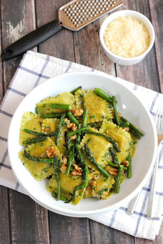Raviloi with sauteed asparagus and walnuts