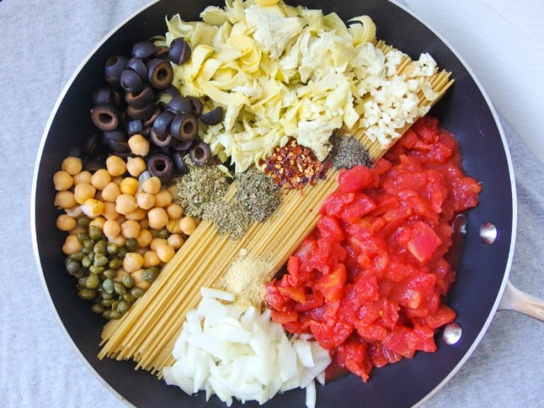 One pot spaghetti alla puttanesca with chickpeas and artichoke