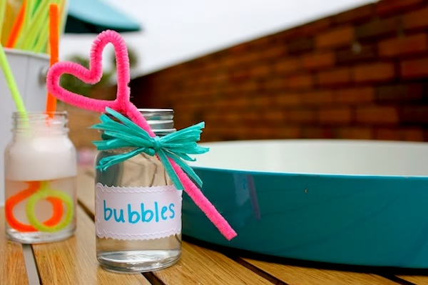Pipe cleaner bubble wands