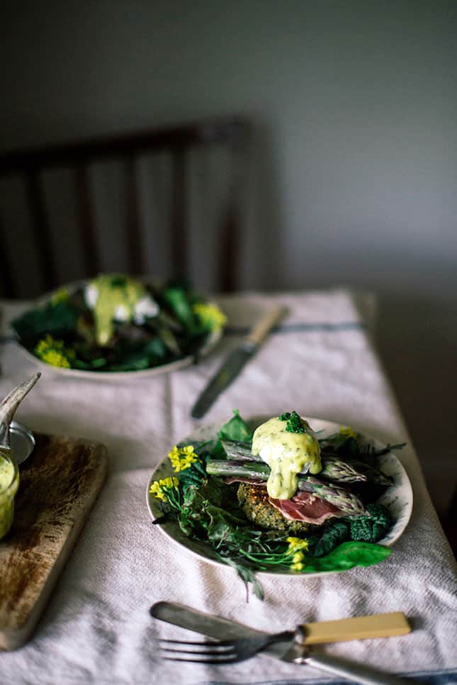 asparagus-on-quinoa-cakes-with-mint-aioli