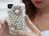 DIY pearl glam phone case 200x150 15 Beautiful DIY Projects Made with Pearls