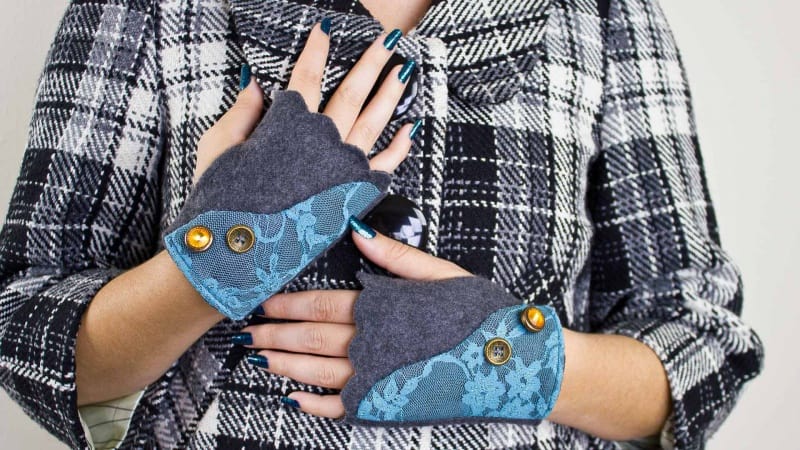 Stylish fingerless glove with lace