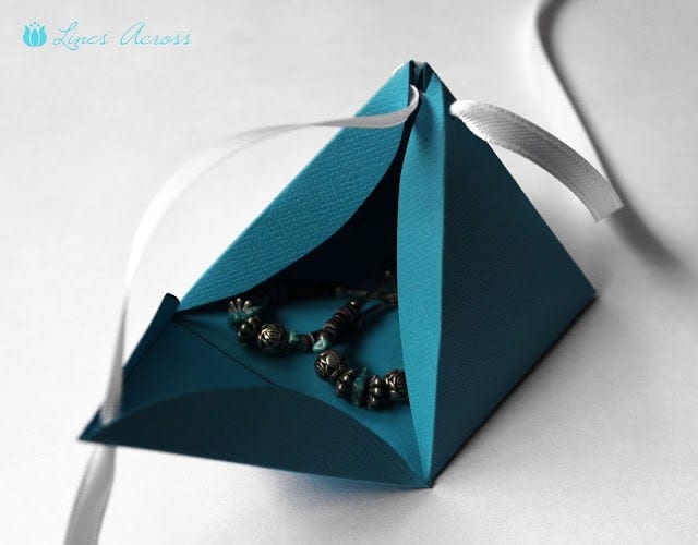 Paper pyramid gift boxes
