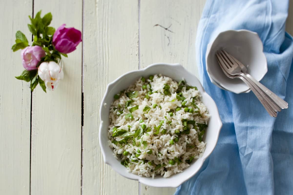 Warm rice salad with peas and mint