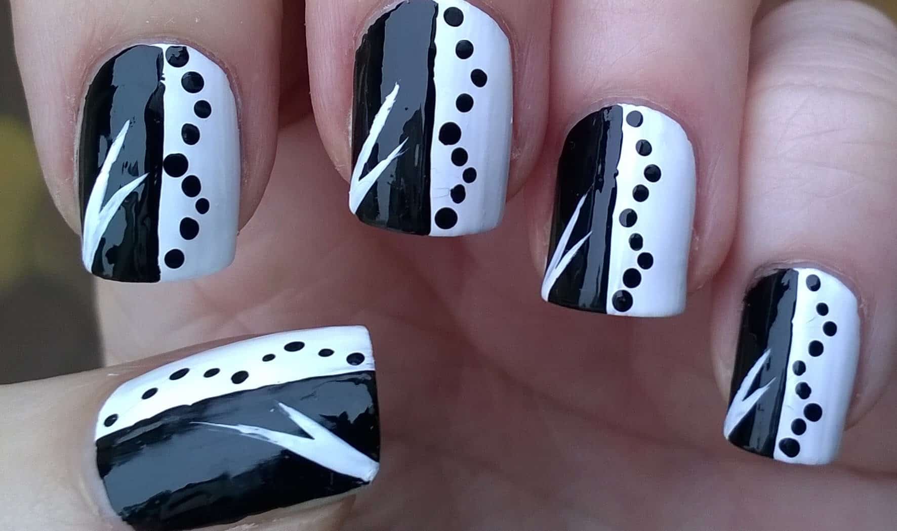 Dotted monochrome nails