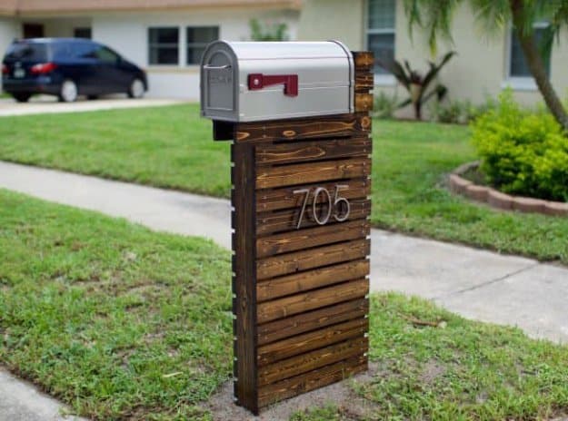 Wooden pallet mailbox
