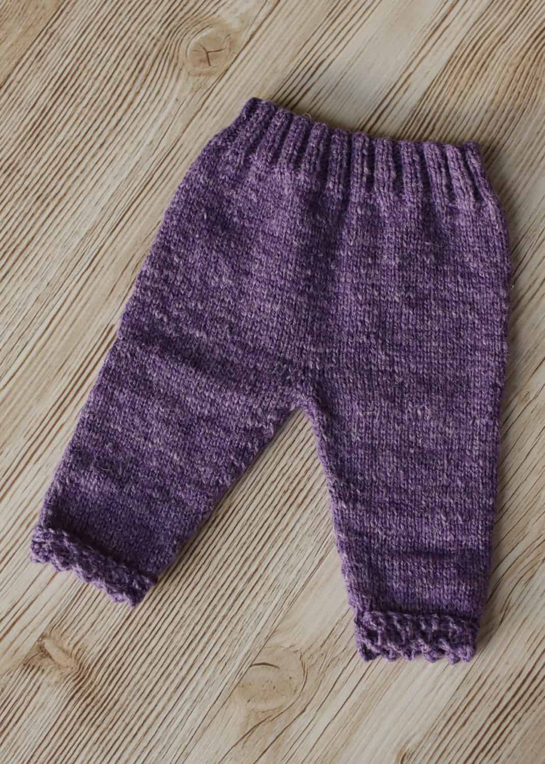 Basic baby pants with lace edging