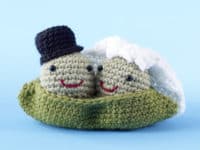 Bride and groom peas in a pod 200x150 Handmade Gift for the Special Day: 15 Crocheted Wedding Gift Ideas