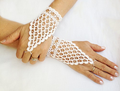 Fingerless lace wedding gloves