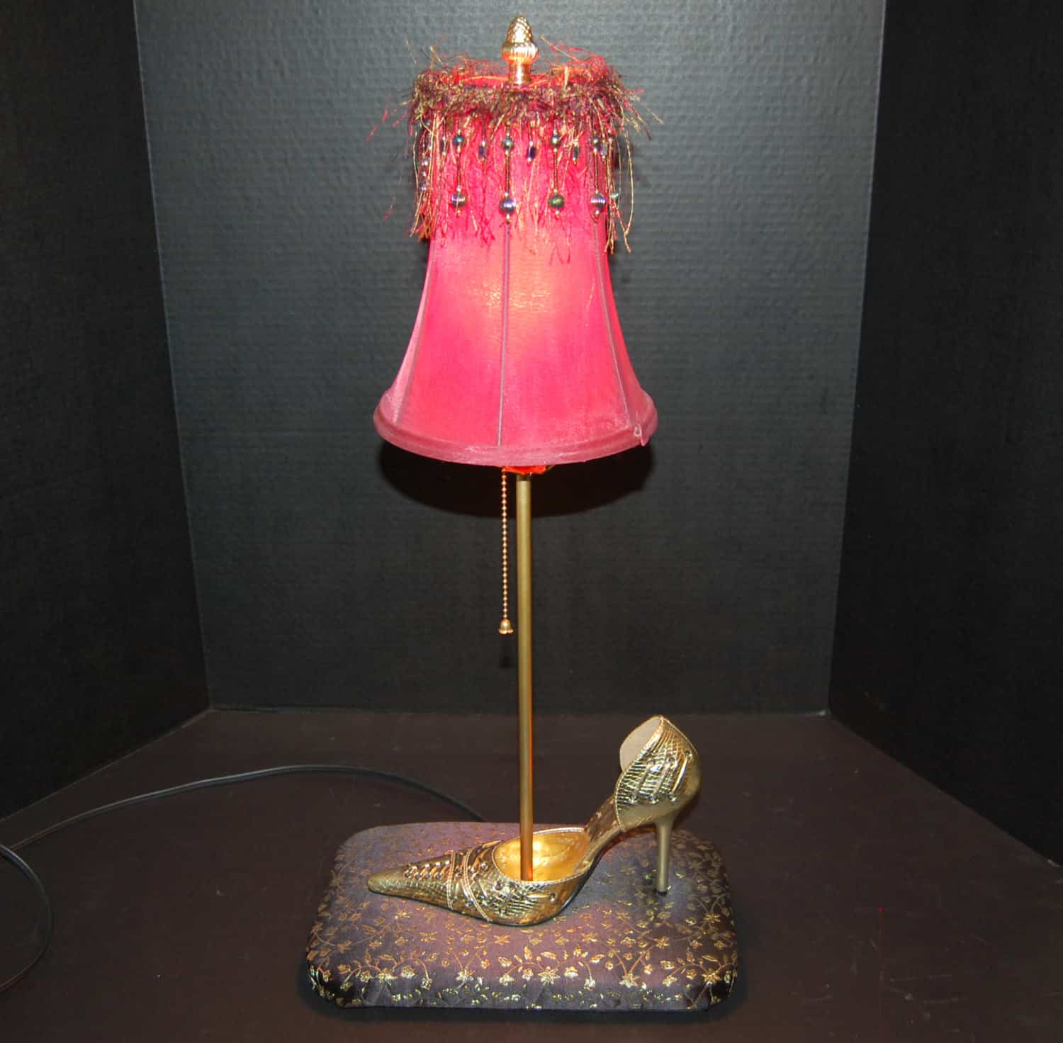 High heeled table lamp