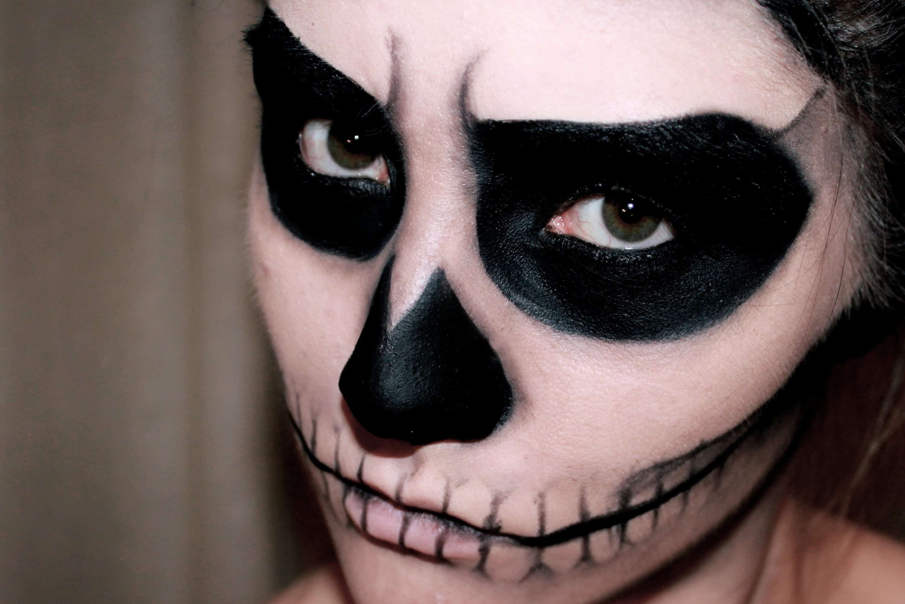 Nybegynder Stationær Stå sammen DIY Skeleton Makeup: The Terrifyingly Beautiful Halloween Trend