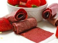 Homemade strawberry fruit roll ups 200x150 15 Homemade Fruit Chew Recipes That are Great for School Lunches