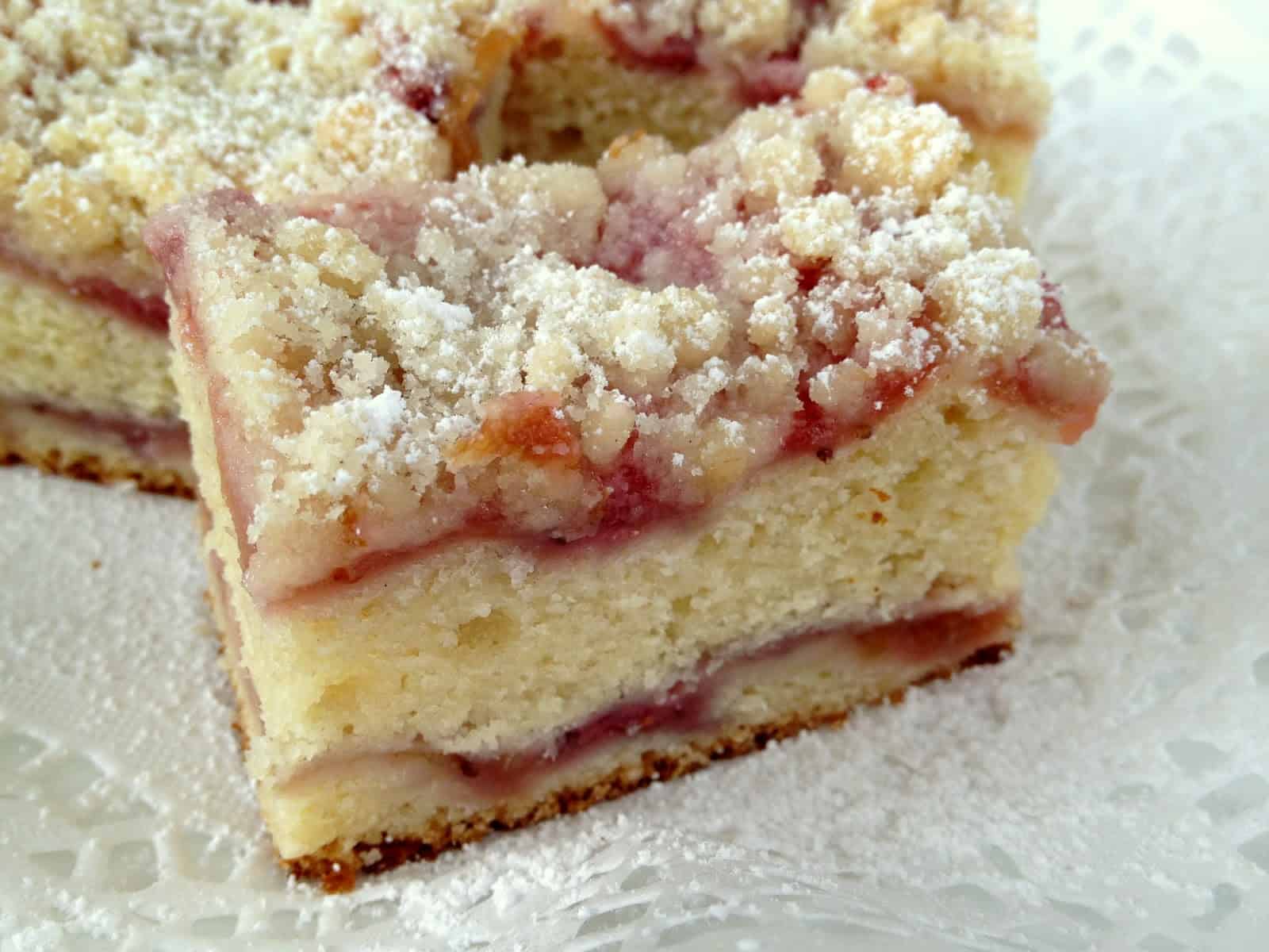 Strawberry rhubarb crumb cake