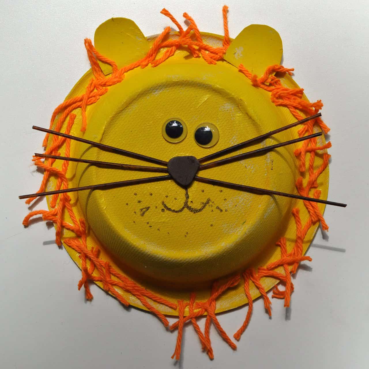 Paper bowl and yarn lion
