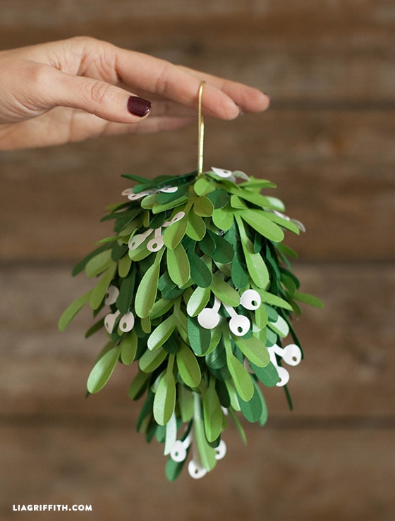 Paper mistletoe