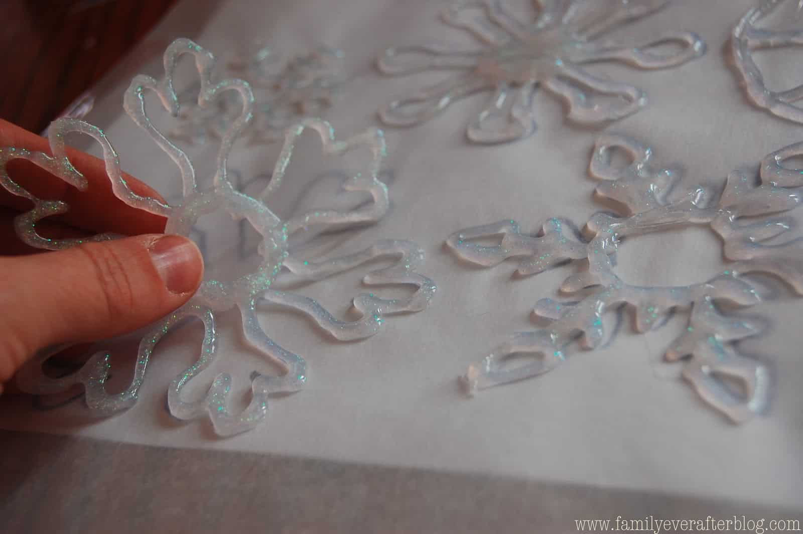 DIY sparkly hot glue snowflake
