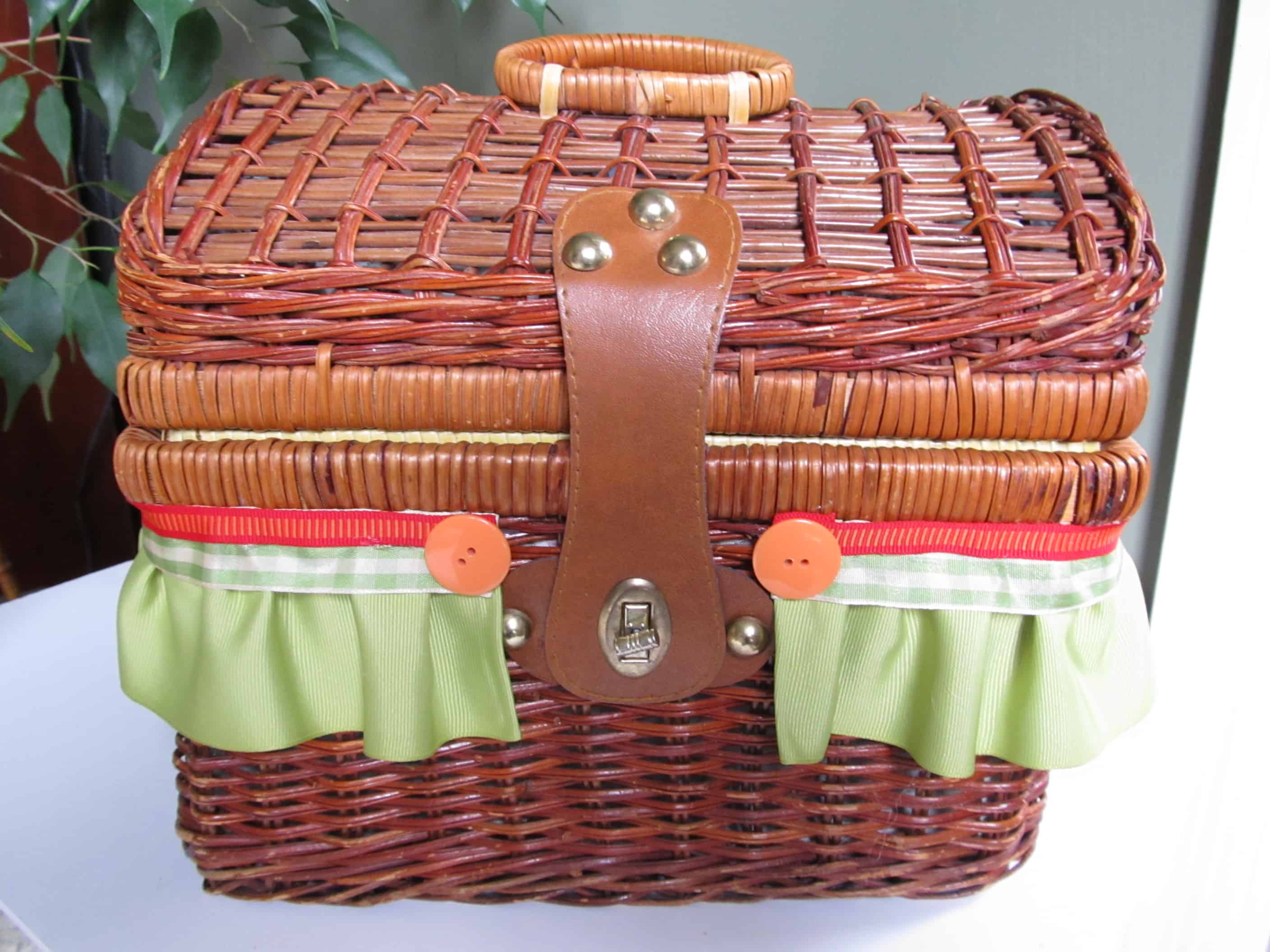 Old-fashioned picnic basket