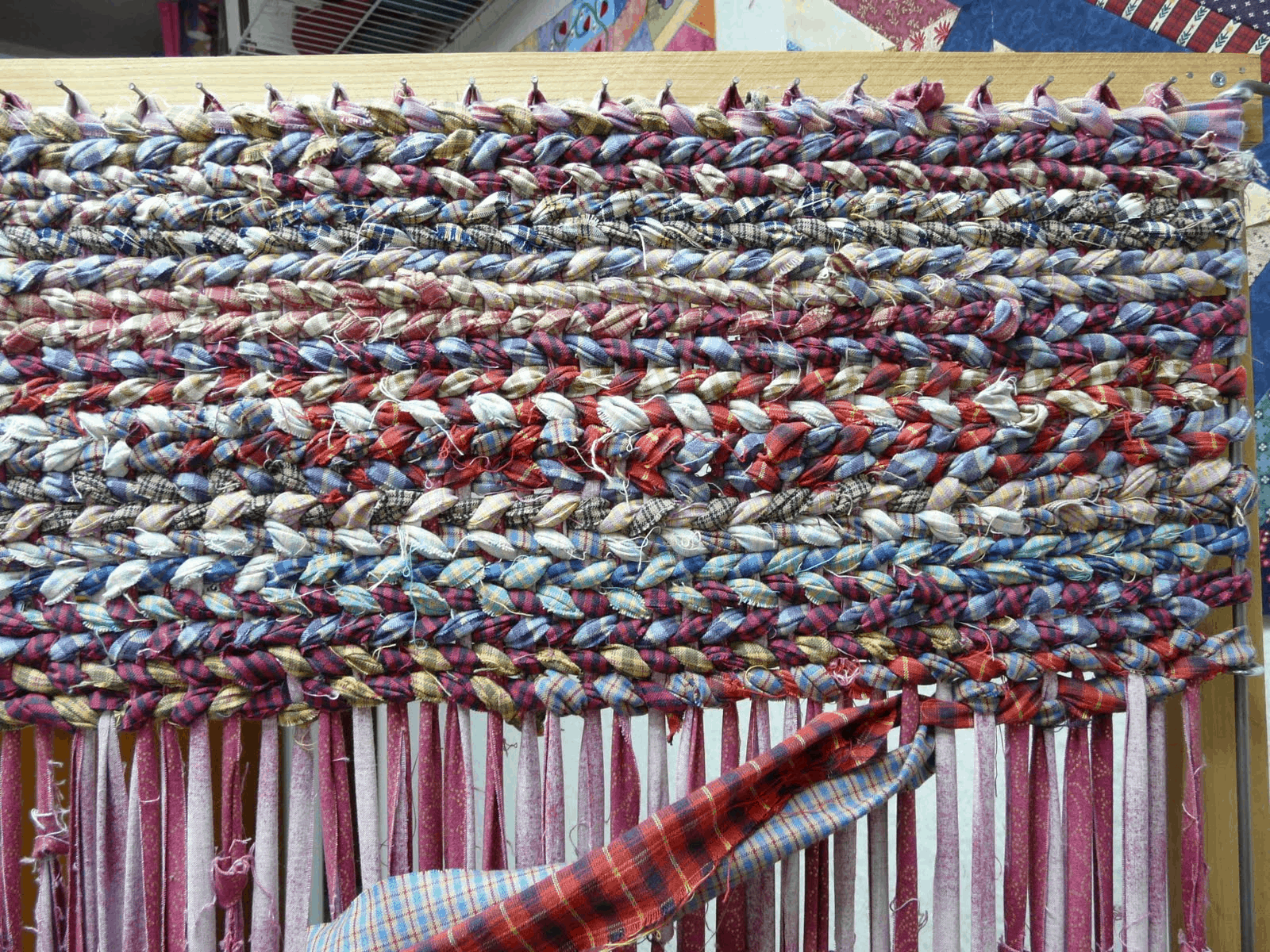 Twisting weave rag rug