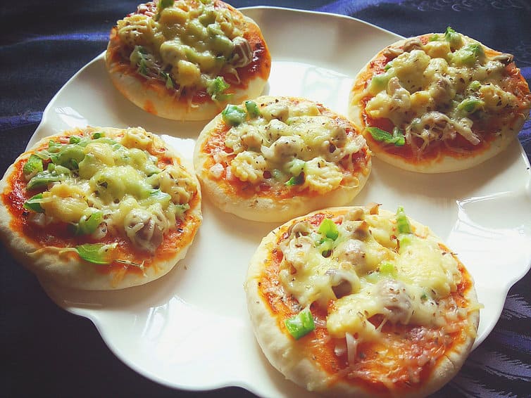 Mini veggie pizzas
