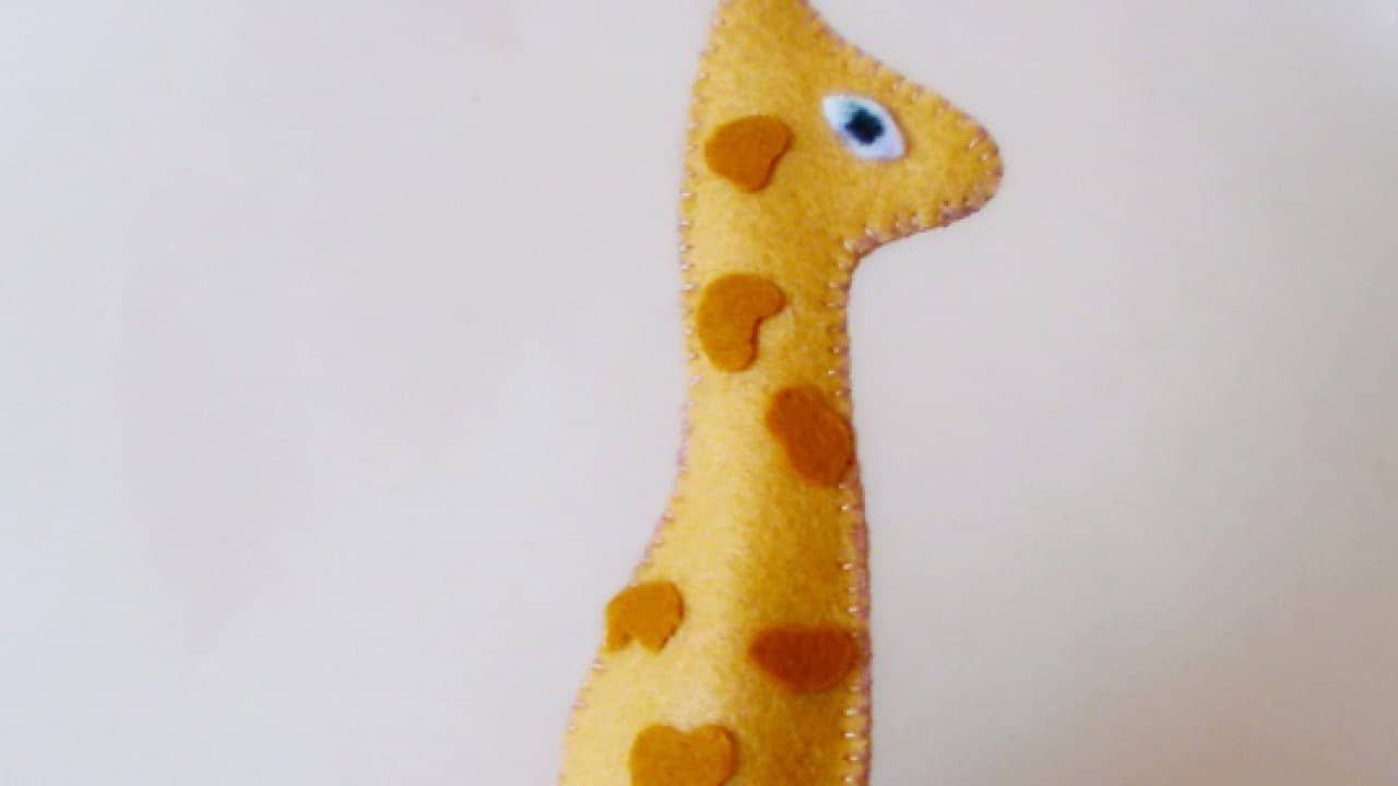 Felt giraffe finger puppet