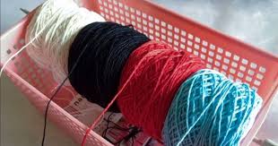 Needle and basket yarn spinner