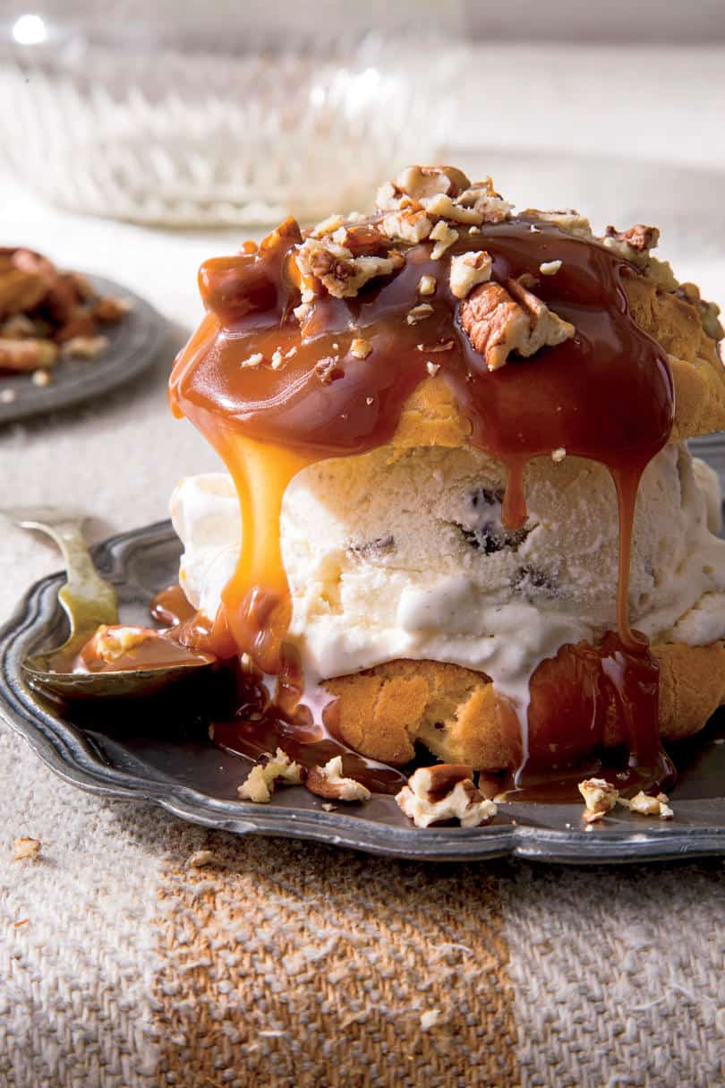 Cream puffs with praline sauce and toasted pecans