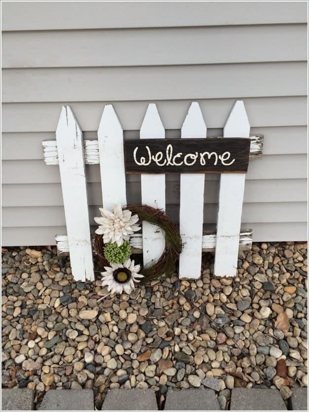 Picket fence welcome sign