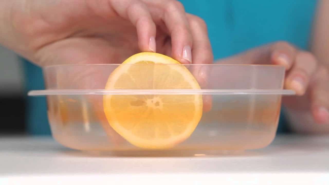 Remove food stains from containers with lemon juice