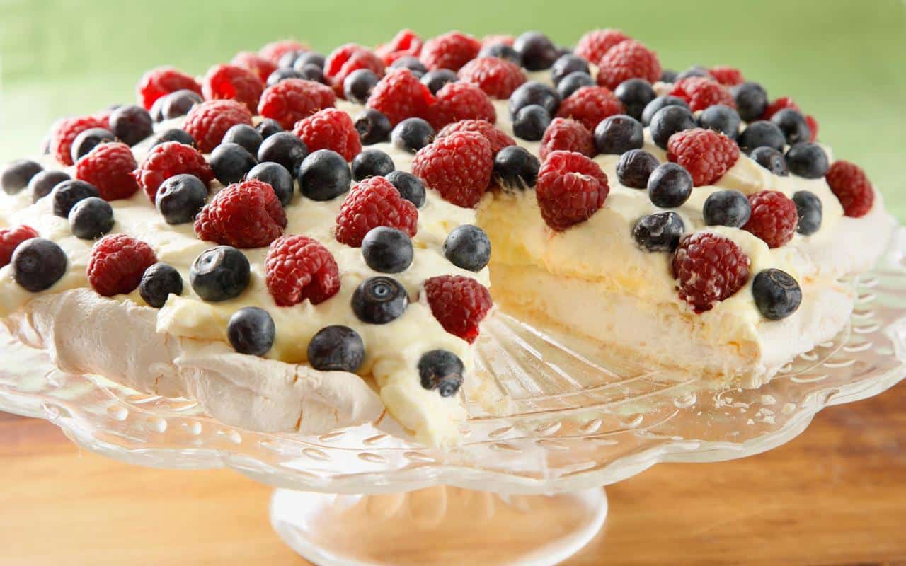 Pavlova with lemon curd and berries
