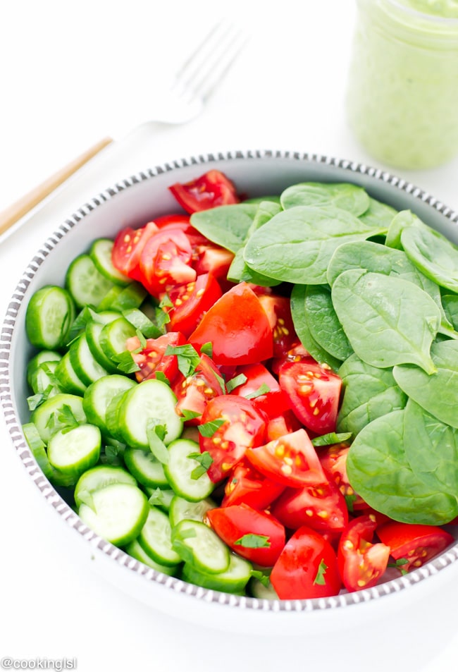 Tomtato, cucumber and spinach salad with avocado parsley dressing