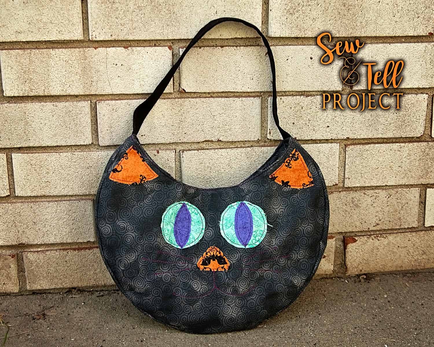 Round kitty cat trick-or-treat bag